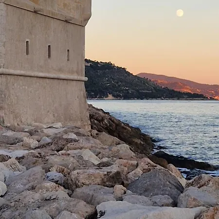 Royal Plaza 아파트